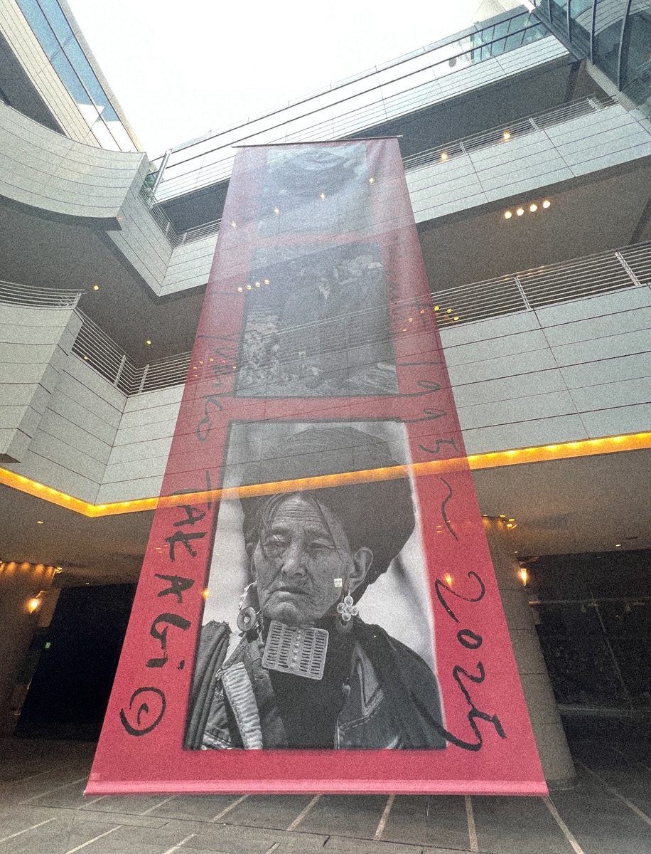 高木由利子写真展 Threads of Beauty 1995–2025 の展示風景