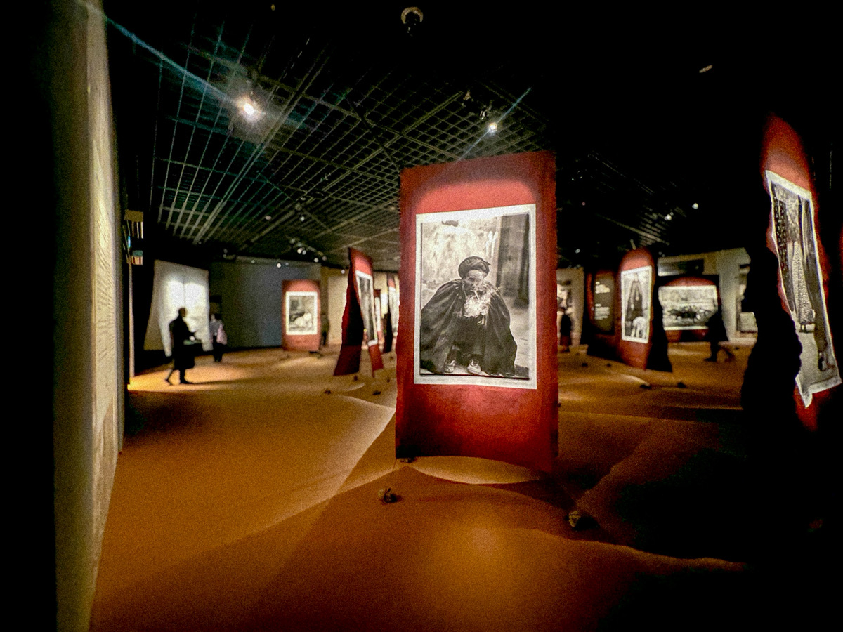 赤い支持体に作品が掲げられた高木由利子写真展の展示構成